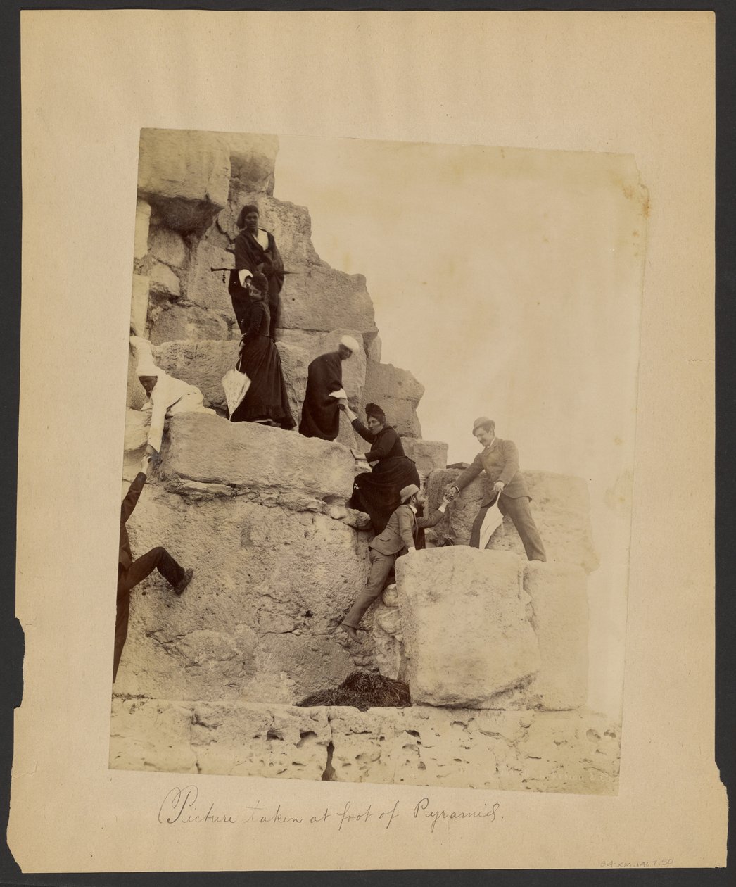 [Photo prise au pied des pyramides]. - G. Lekegian