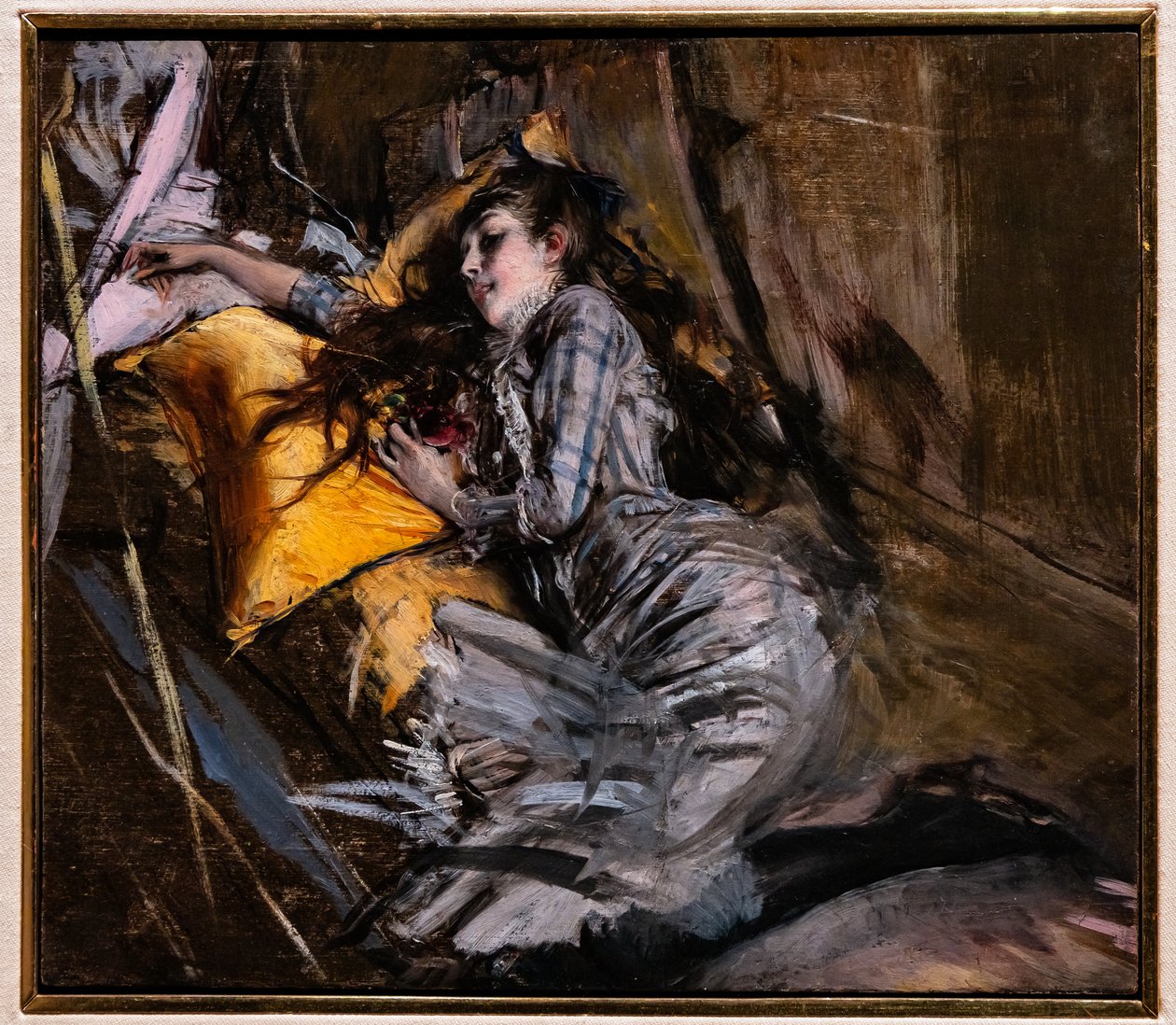 Jeune fille allongée en robe écossaise - Giovanni Boldini