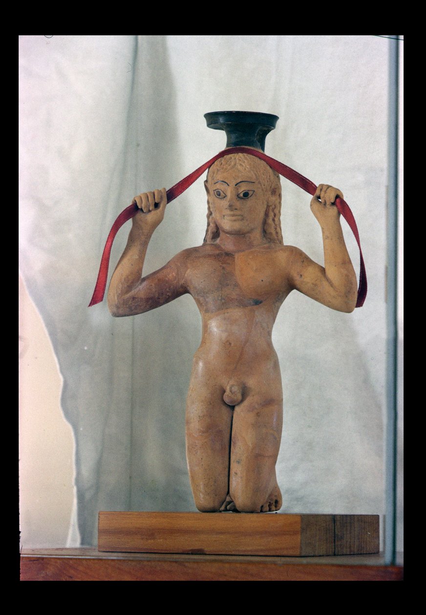 Aryballos, un vase en forme de garçon agenouillé, c.530 av. J.-C. - Greek