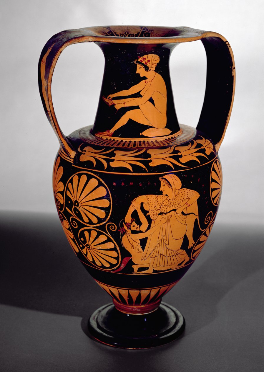 Amphore à figures rouges attiques représentant un satyre luttant avec une ménade, avec une femme assise attachant sa sandale sur le col, fabriquée par Pamphaios et peinte par Oltos, vers 510-500 avant J.-C. - Greek