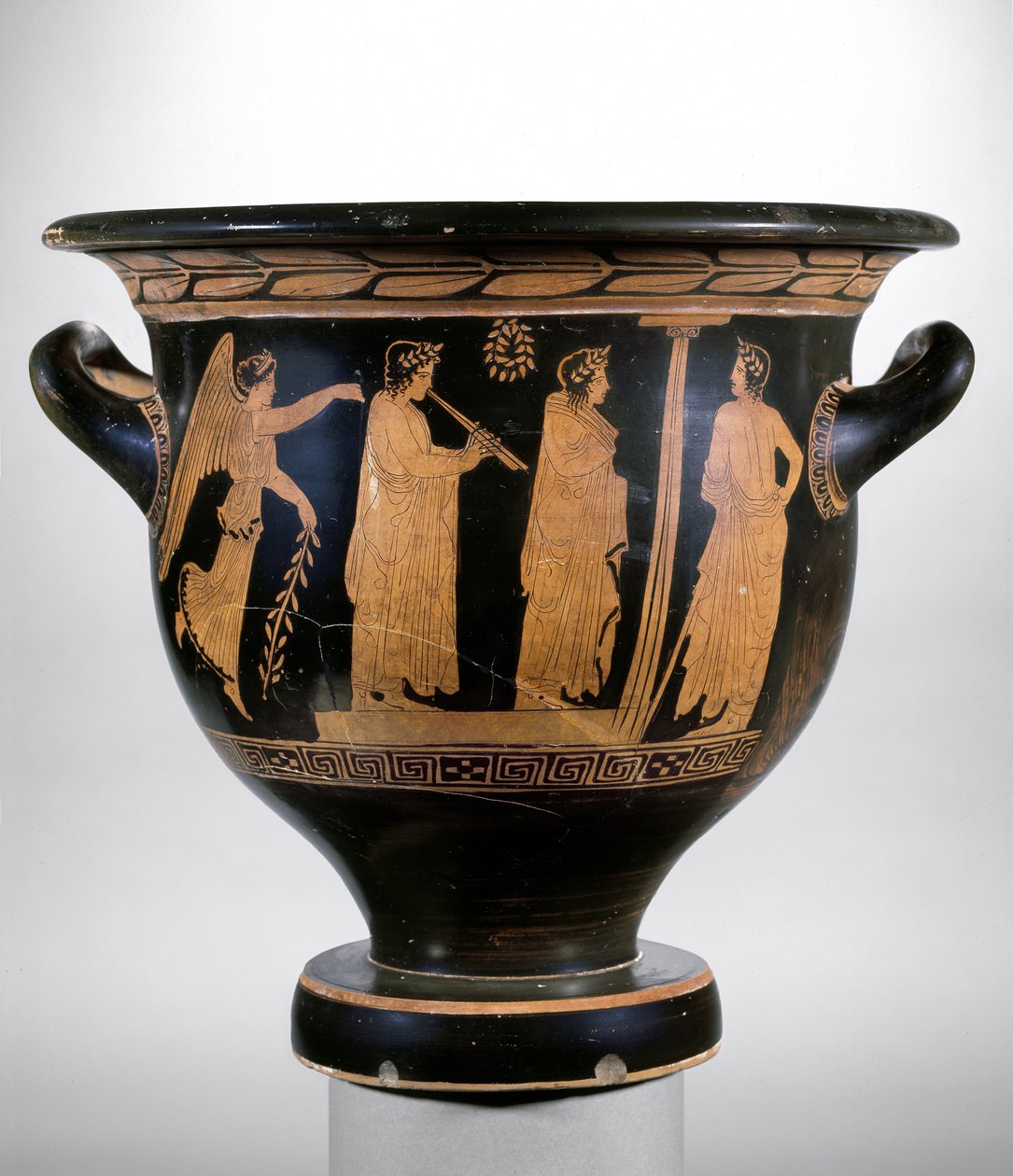 Krater à figures rouges attiques représentant Niké et trois figures portant des couronnes de laurier - Greek