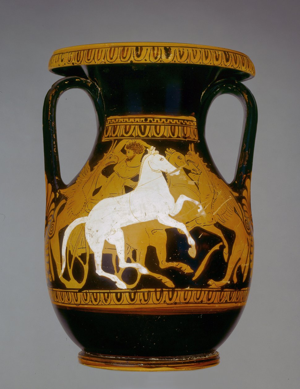 Pelike attique à figures rouges décorée de chevaux attaqués par des griffons, trouvée à Athènes, IVe siècle av. J.-C. - Greek