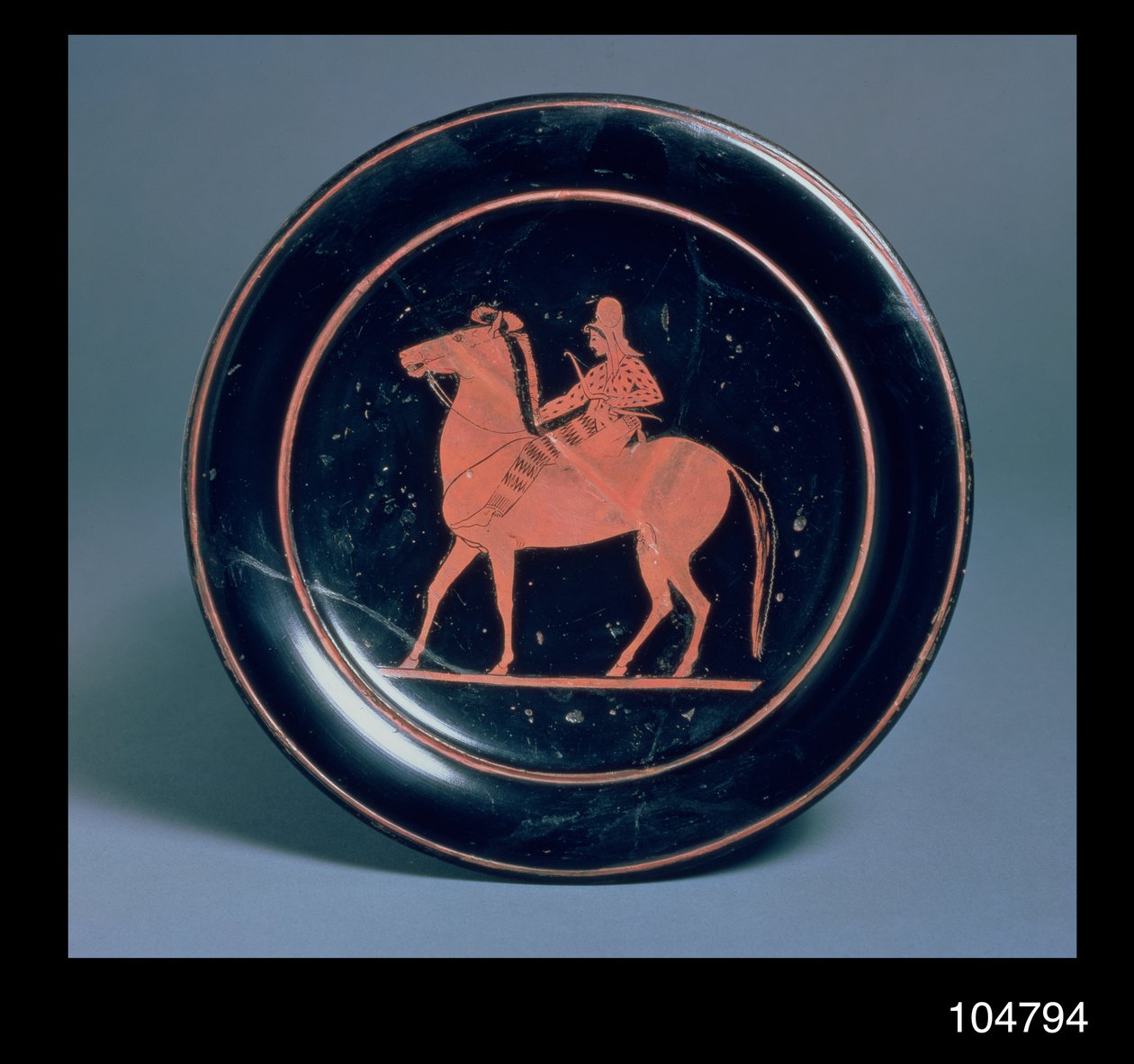 Assiette à figures rouges attiques décorée d