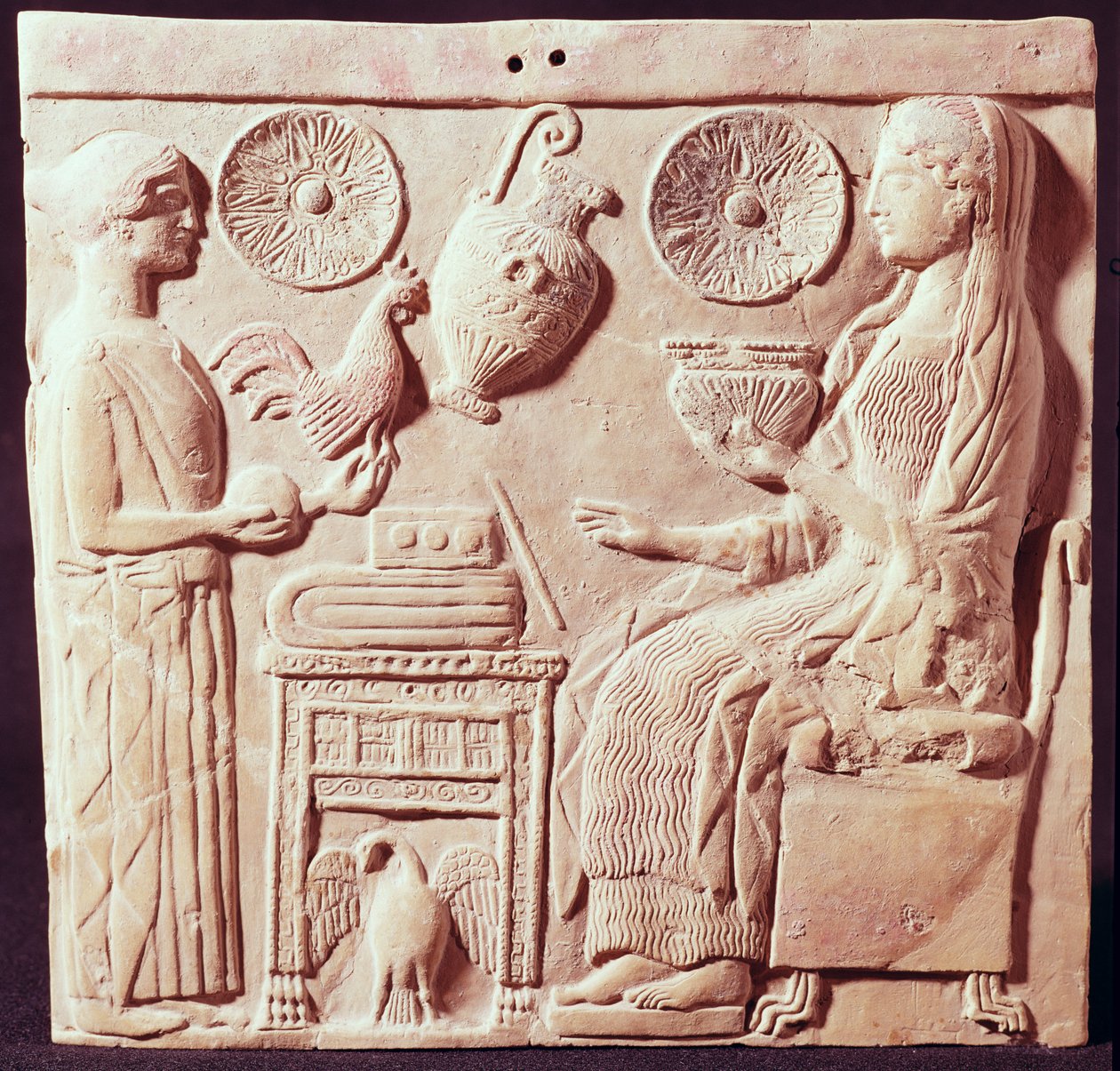 Plaque représentant une femme offrant des cadeaux à une femme assise, de Locres, c.450 av. J.-C. - Greek