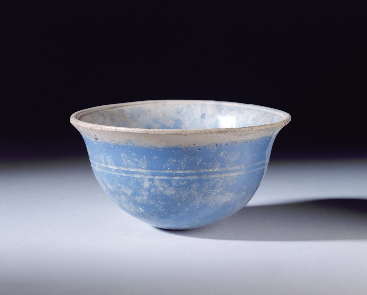 Bol hellénistique en verre bleu, 2ème siècle avant J.-C. - Greek