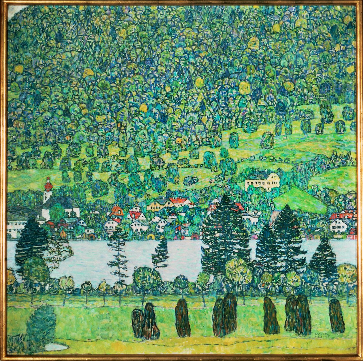 Pente dans une forêt sur le lac d