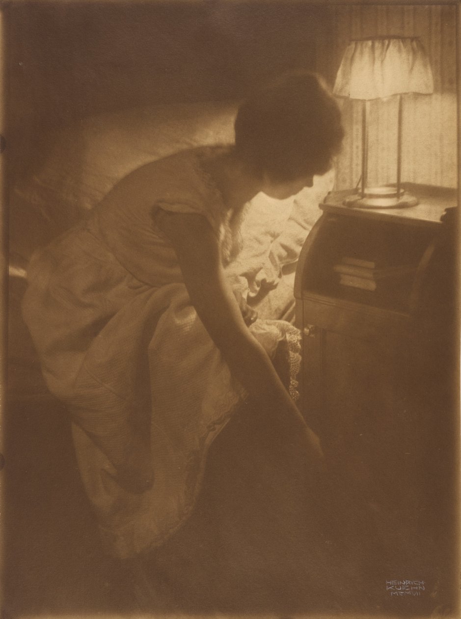 Miss Mary [Warner] à sa table de nuit - Heinrich Kuhn