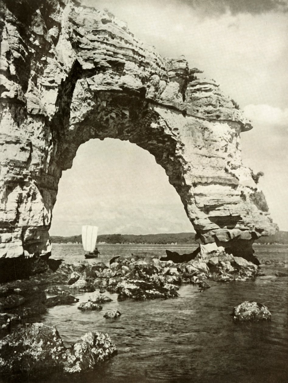 Une arche usée par la mer à Matsushima, 1910 - Herbert Ponting