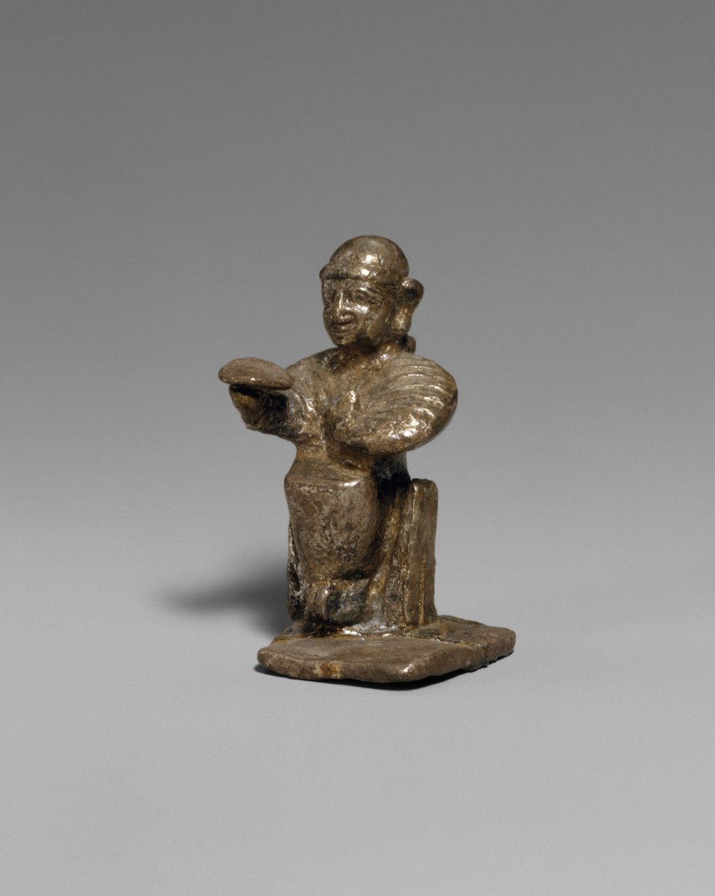 Femme assise, c.14e-13e siècle av. J.-C. (argent) - Hittite