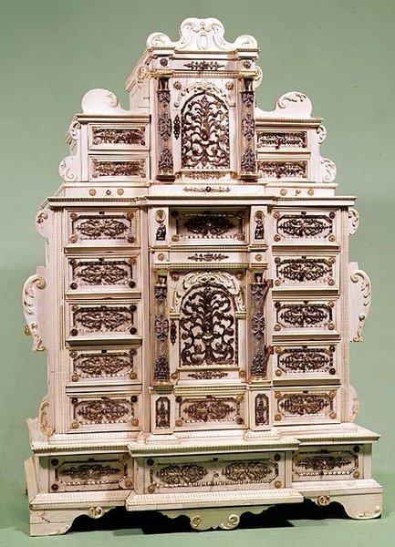 Cabinet avec tiroirs incrustés d