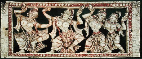 Relief représentant quatre danseurs - Indian School
