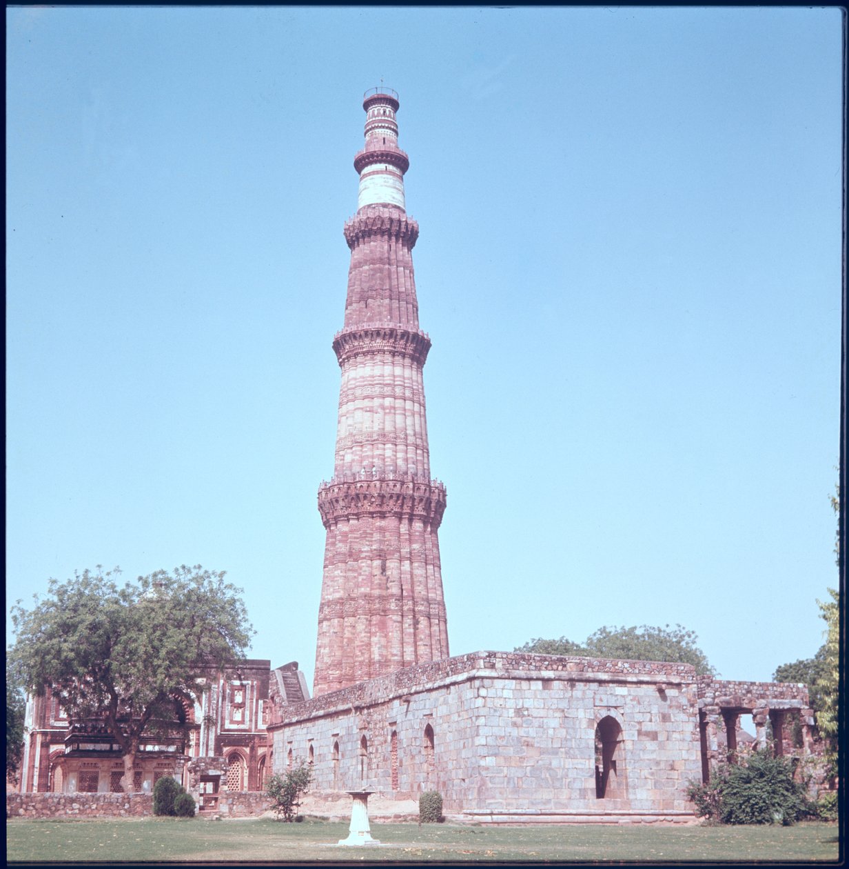 Qutab Minar, construit entre 1193 et 1230 - Islamic School