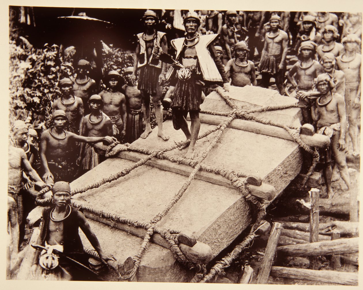 Peuple de Nias transportant un mégalithe, vers 1920 - Italian Photographer