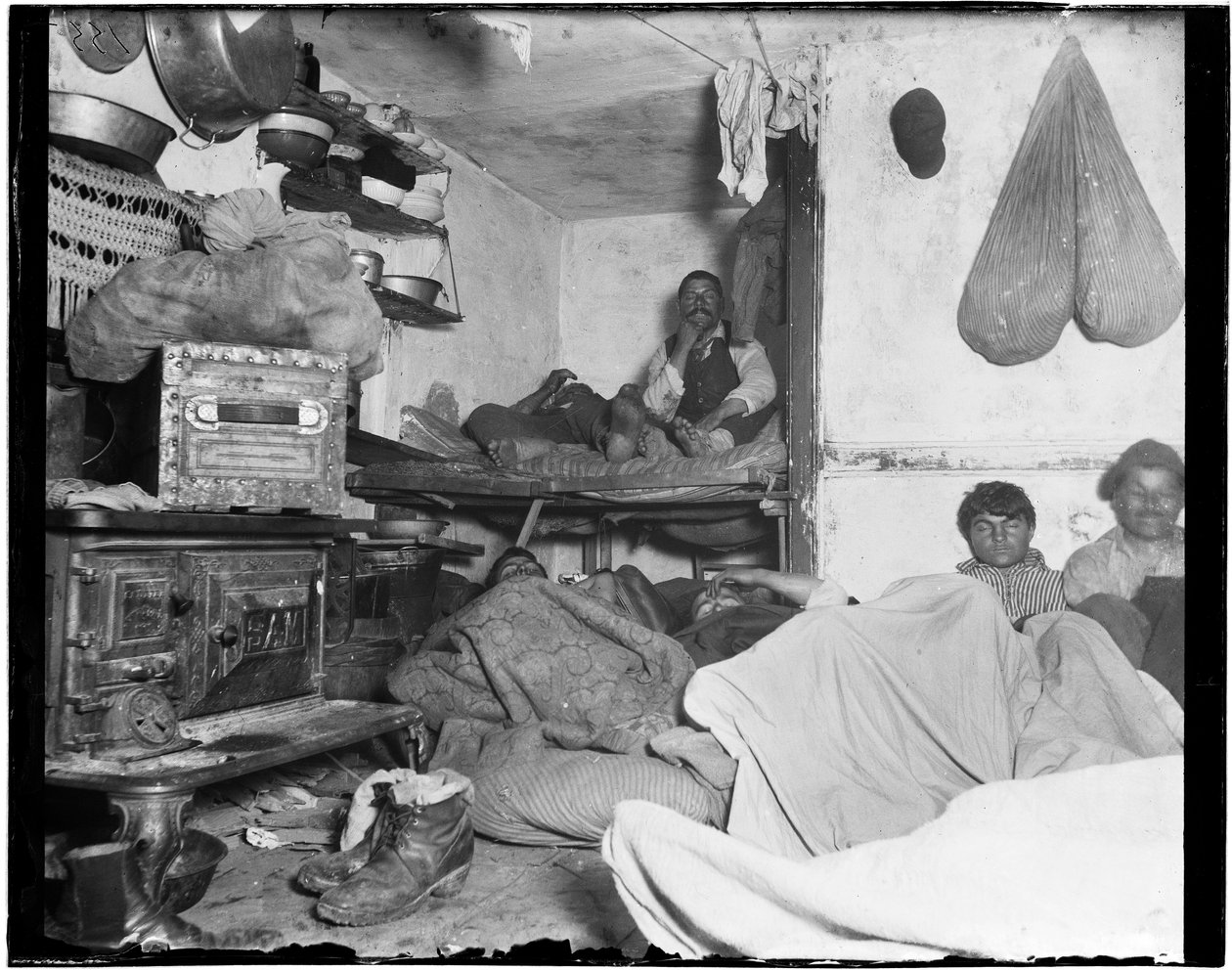 Locataires dans un immeuble surpeuplé de Bayard Street - Cinq cents la place - Jacob August Riis