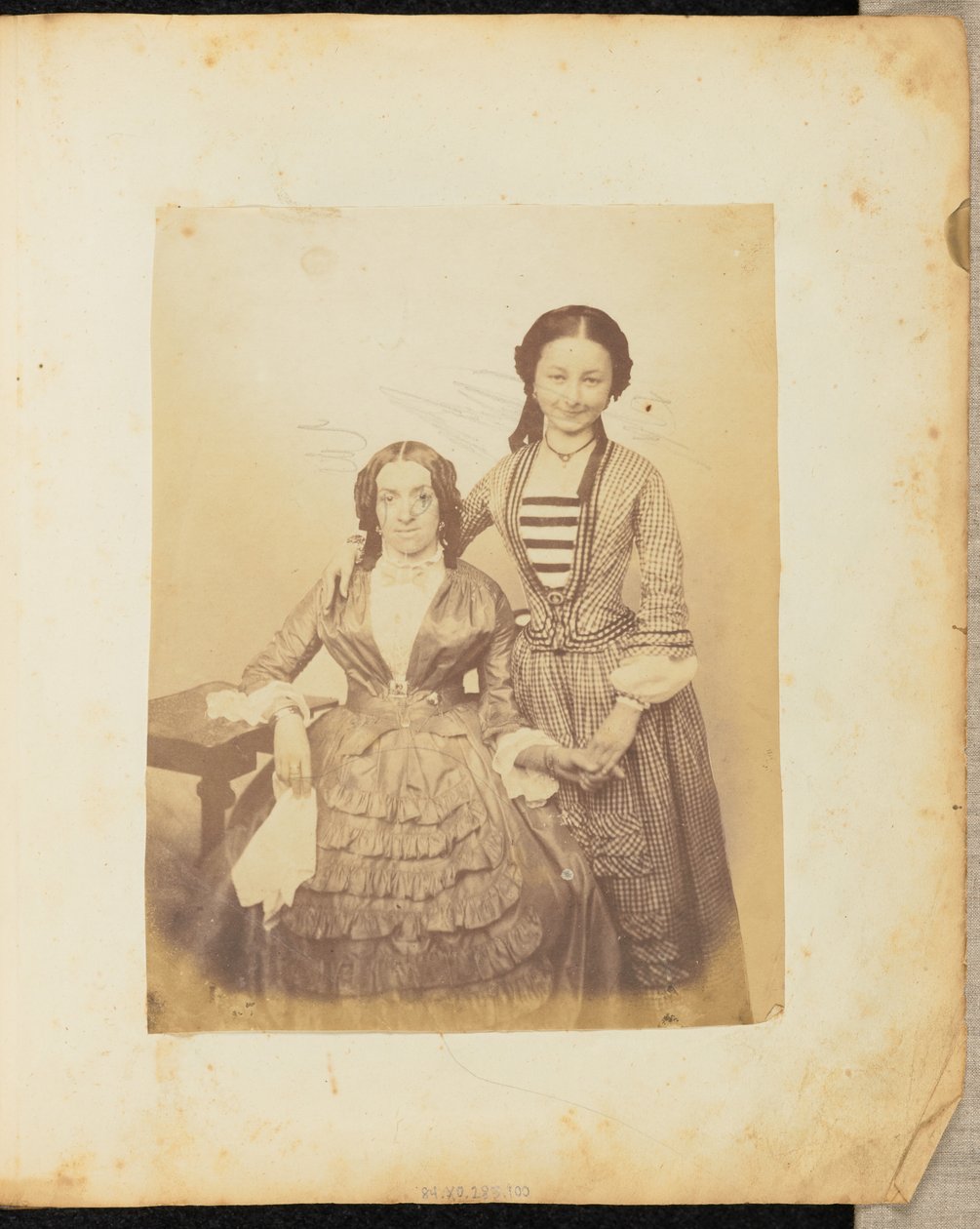 [Portrait de deux femmes se tenant par la main] - Jakob Höflinger