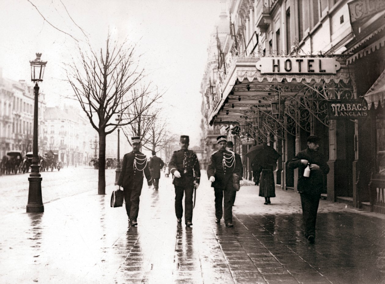 Gardes dans la rue, Bruxelles, 1898 - James Batkin