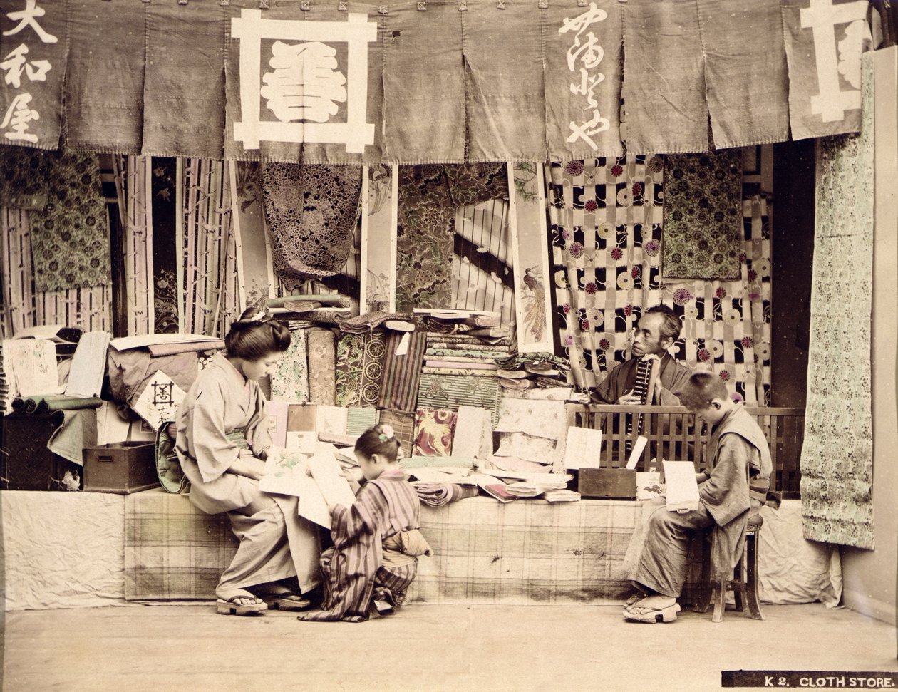 Un magasin de tissus japonais, vers 1890 - Japanese Photographer