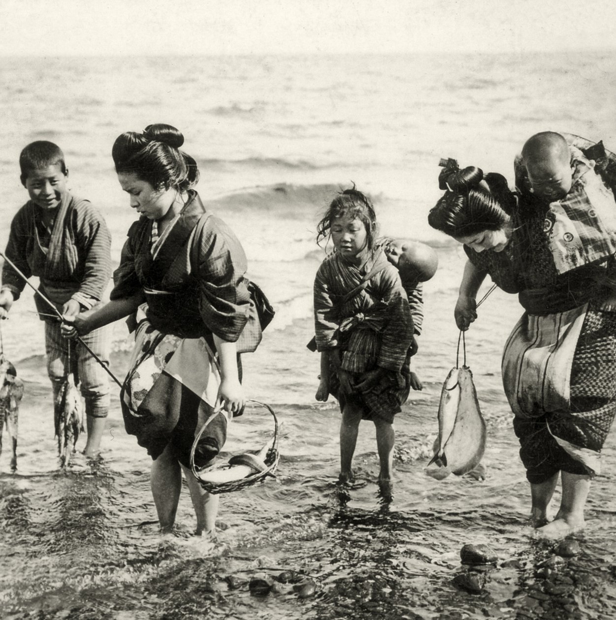 Mères et enfants pêchant, vers 1900 - Japanese Photographer