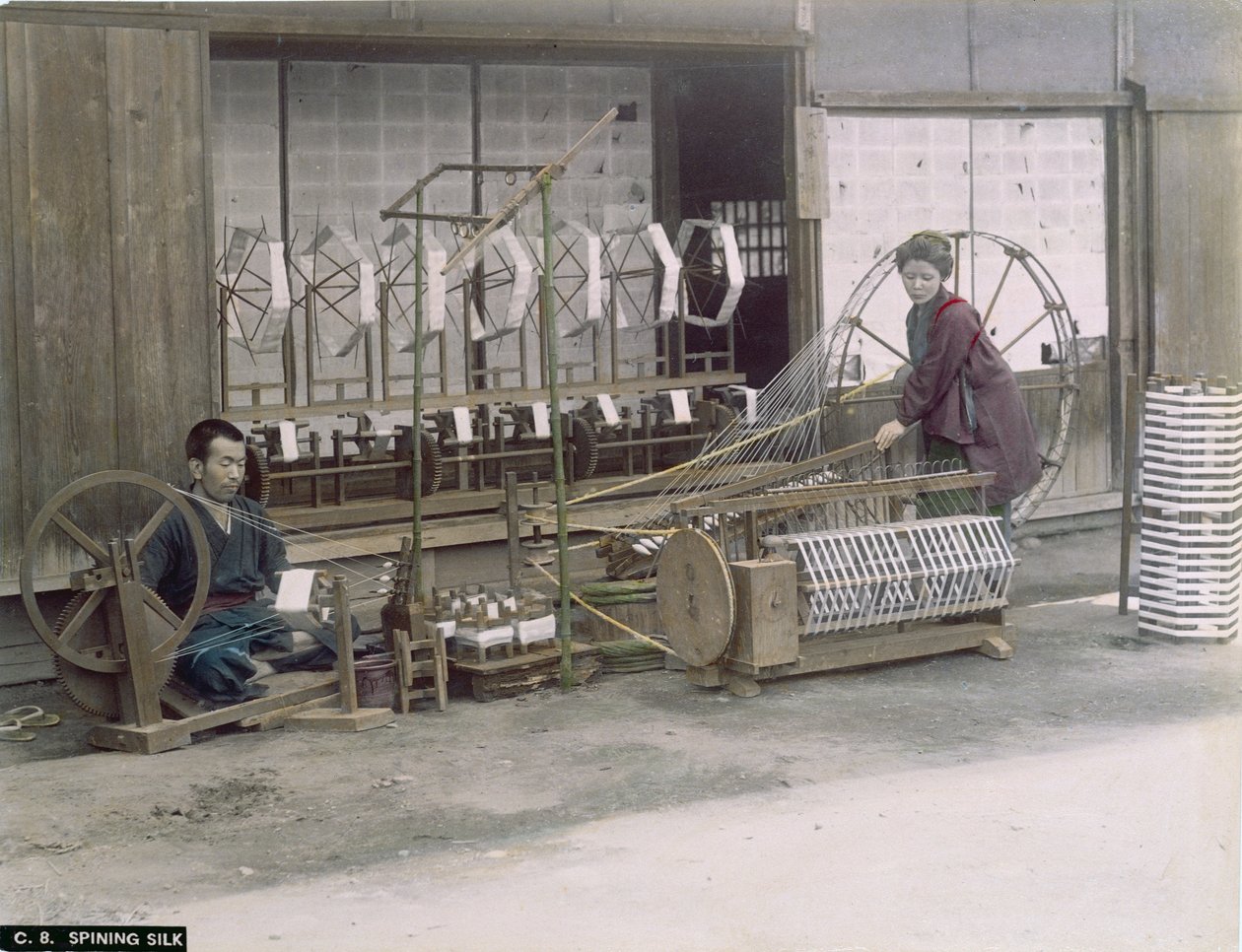 Filature de la soie au Japon, vers 1900 (photo colorisée à la main) - Japanese Photographer