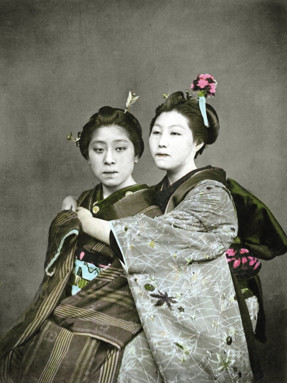 Deux geishas, vers 1880 (photo albumine colorée à la main) - Japanese Photographer