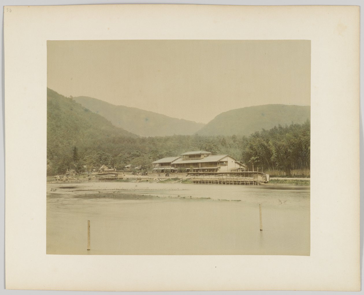 Paysage fluvial, Japon (photo noir et blanc colorisée à la main) - Japanese Photographer