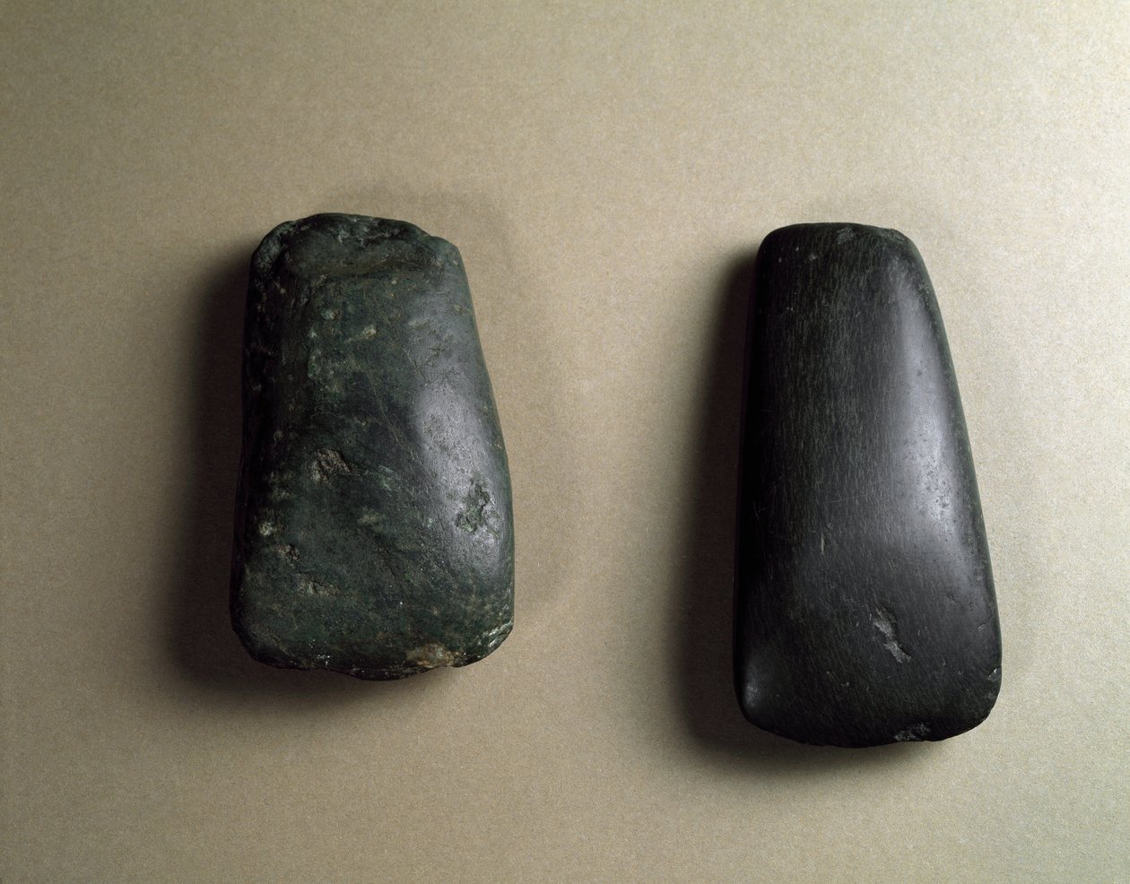 Lames de hache en silex, période Jomon 4500-3700 av. J.-C. - Japanese School