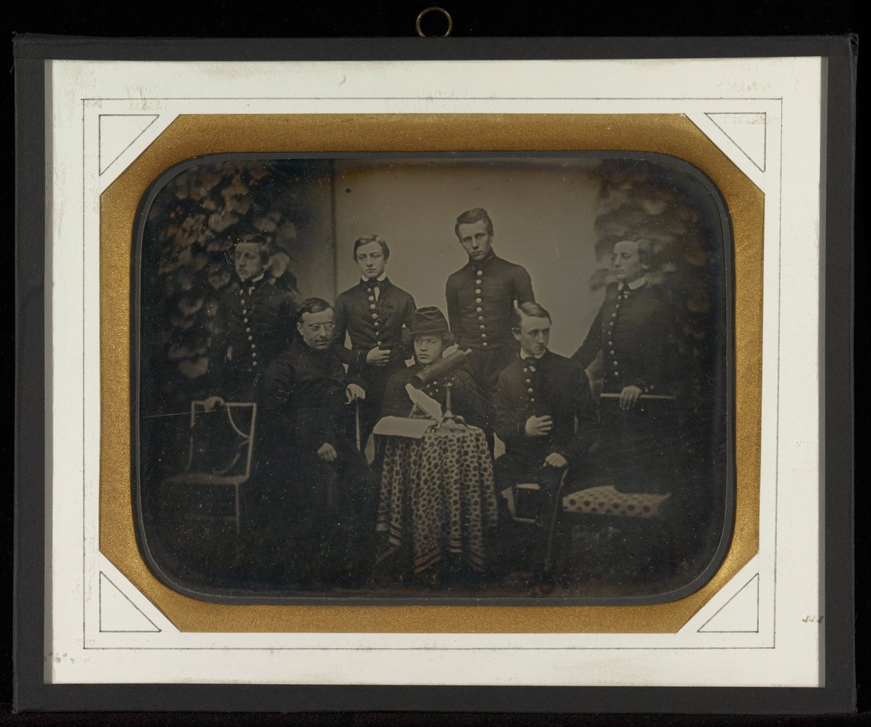 (Portrait de six garçons en uniforme d