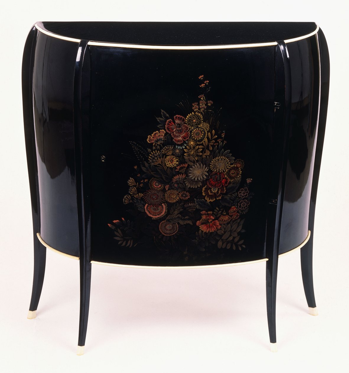 Une commode à façade bombée - Jean Dunand