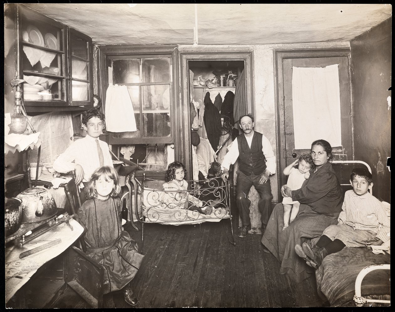 Famille dans une pièce d