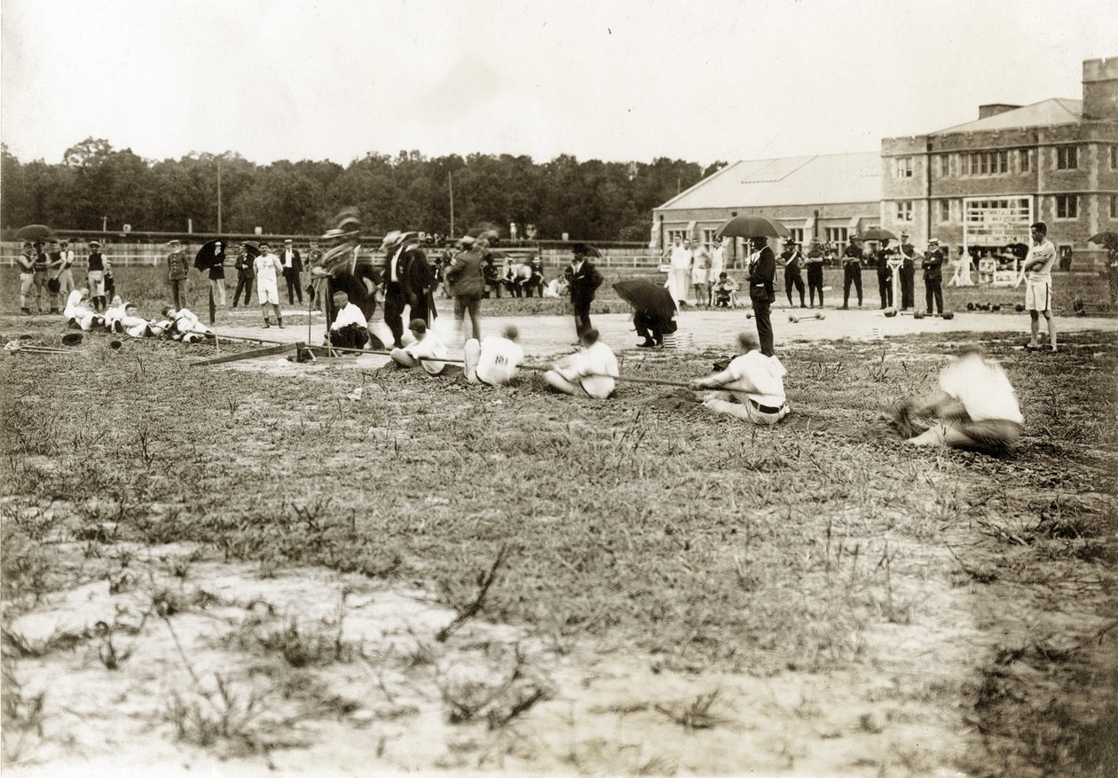 Photographie horizontale de deux équipes en compétition au tir à la corde - Jessie Tarbox Beals