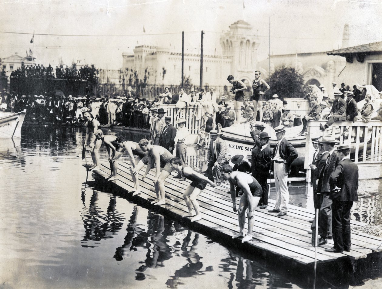Départ du 100 yards nage libre, finale du championnat, Zoltan Holoway de Hongrie (extrême gauche), vainqueur aux Jeux olympiques de 1904 - Jessie Tarbox Beals