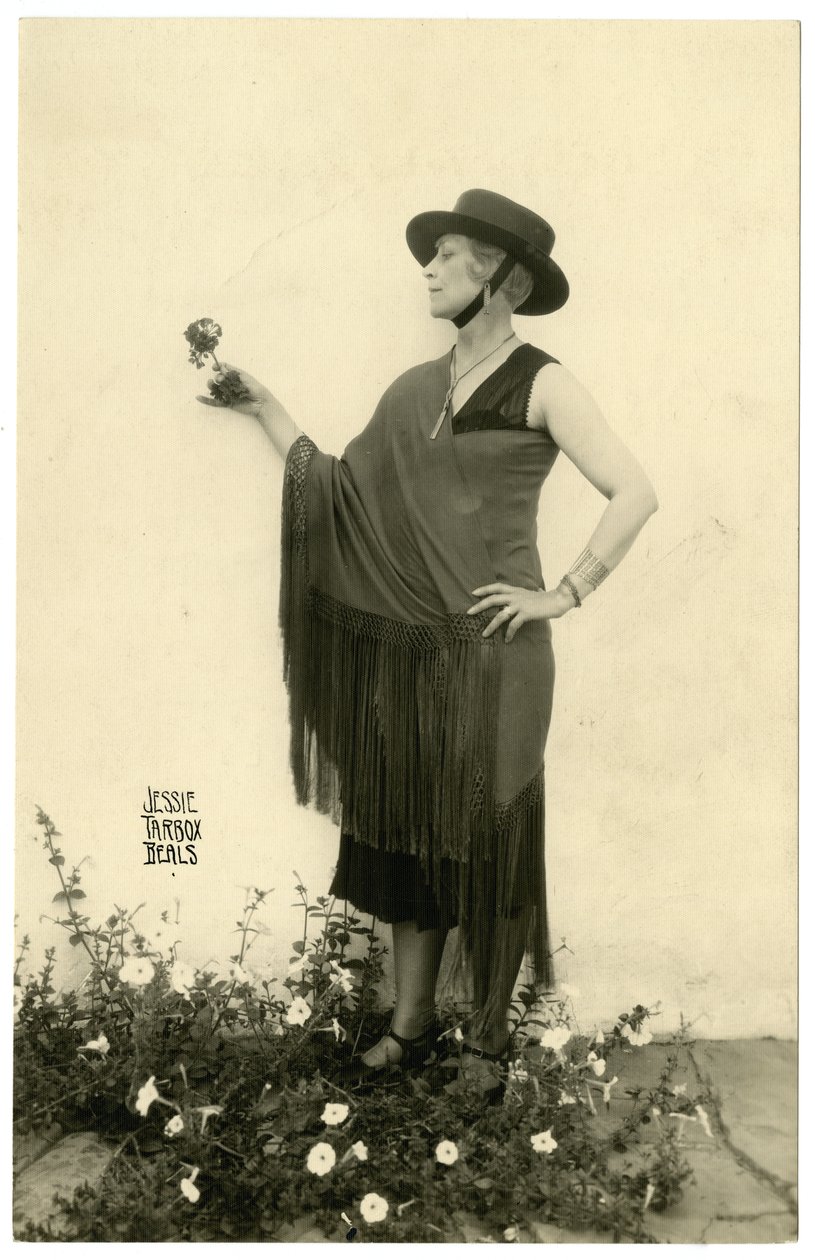 Femme tenant une fleur, vers 1905-40 - Jessie Tarbox Beals