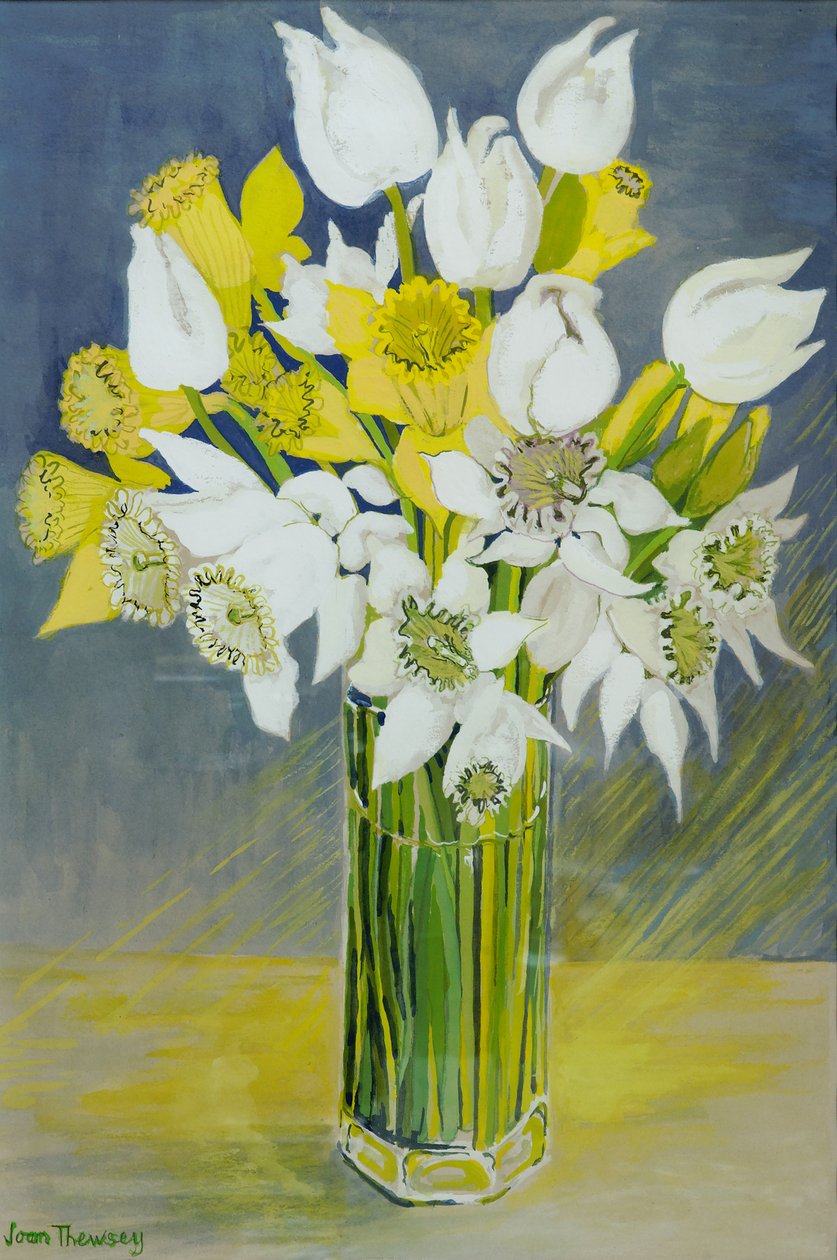 Jonquilles et tulipes blanches dans un vase octogonal en verre - Joan Thewsey