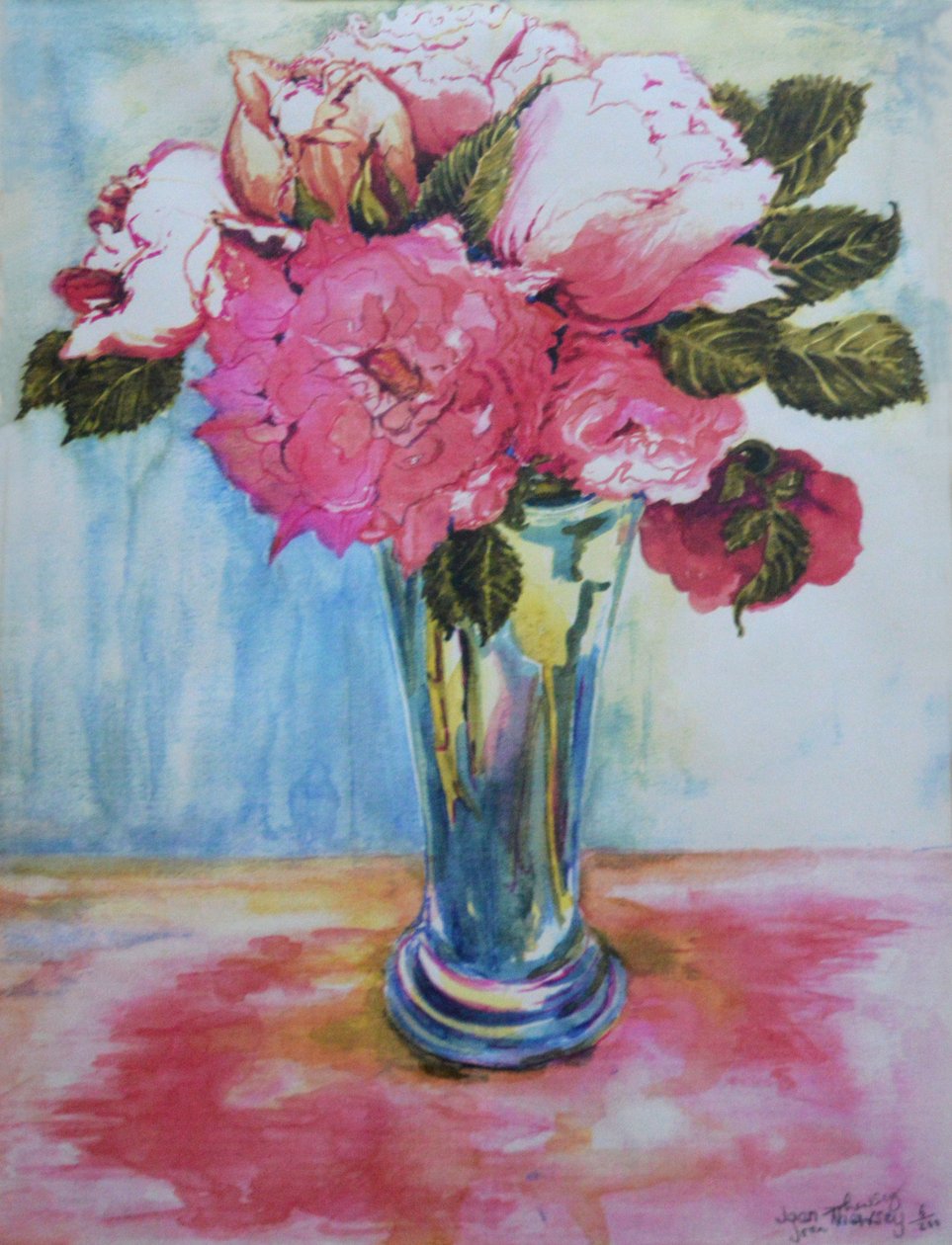 Roses roses dans un verre bleu, 2000 - Joan Thewsey