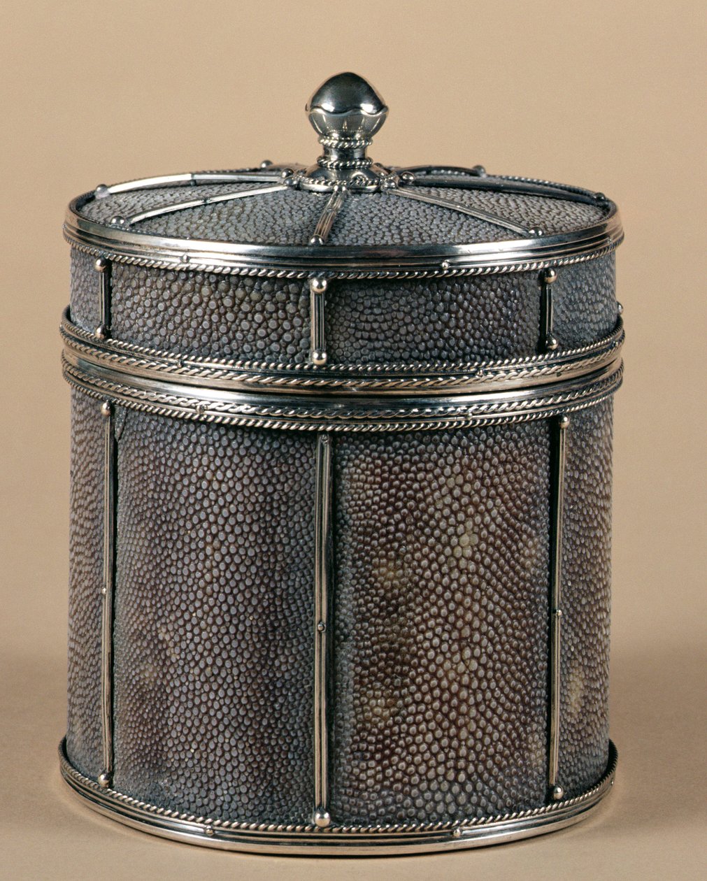 Boîte à cigarettes avec côtés en galuchat, 1928 - John Paul Cooper