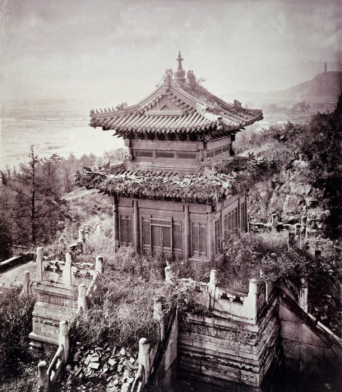 Pagode envahie par la végétation, vers 1855-65 - John Thomson