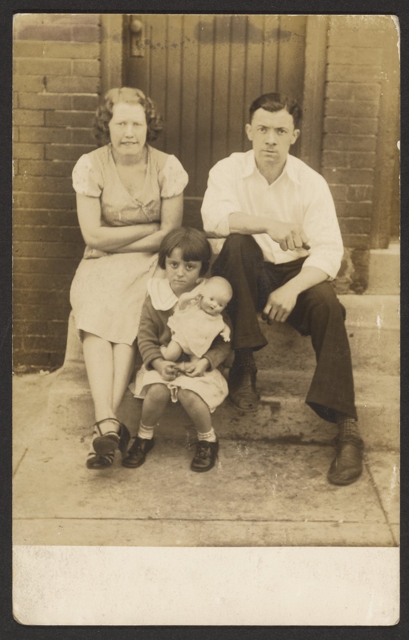 [Famille avec poupée sur le perron] - John Frank Keith