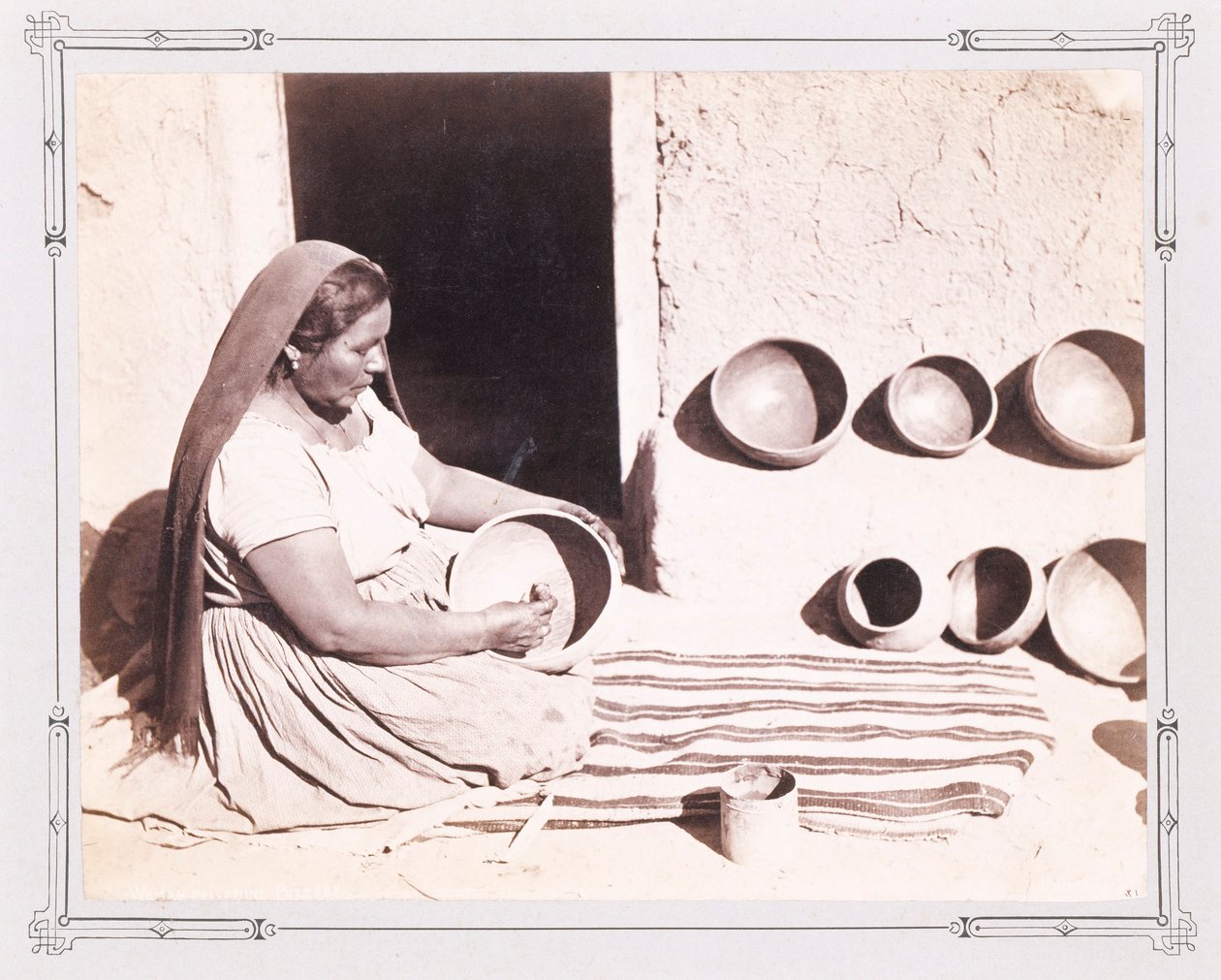 Femme polissant une poterie - John K. Hillers