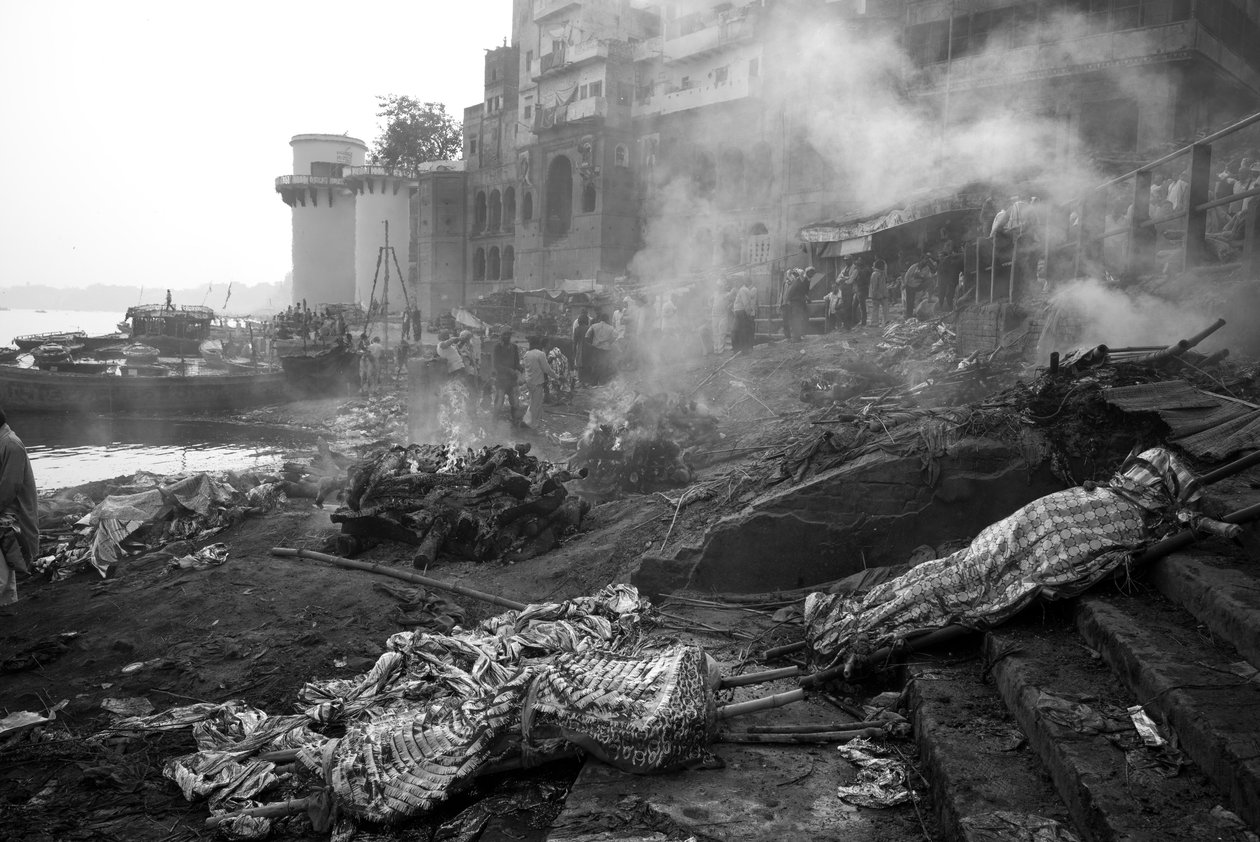 Manikarnika Ghat, Varanasi, 2016 (photo) - Jon Nicholson