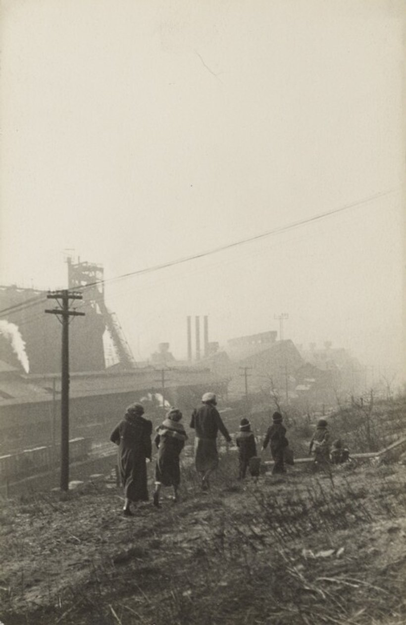 [Les femmes près du complexe industriel] - José Alemany