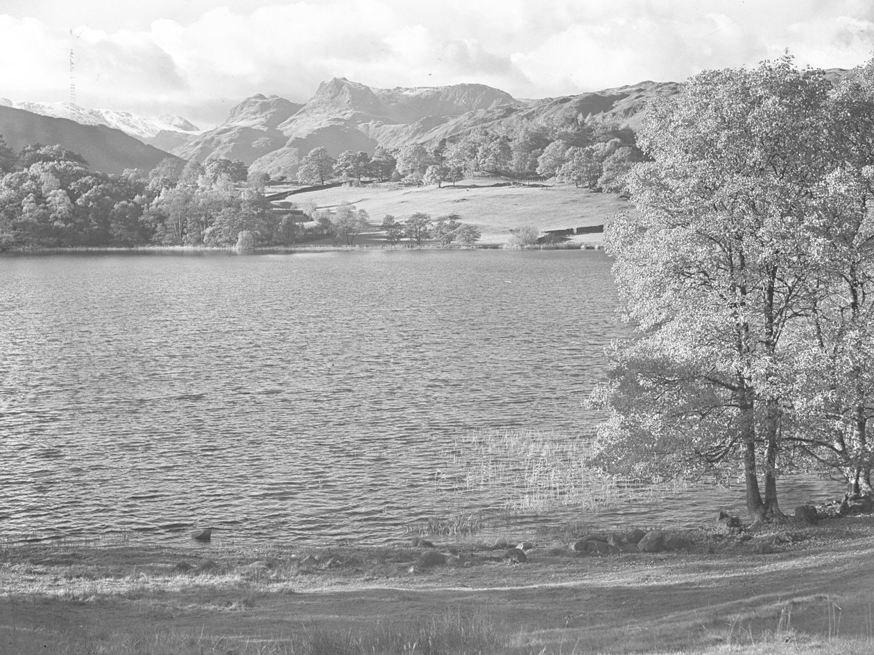 Vue sur le Loughrigg Tarn, avec les montagnes en arrière-plan - Joseph Hardman