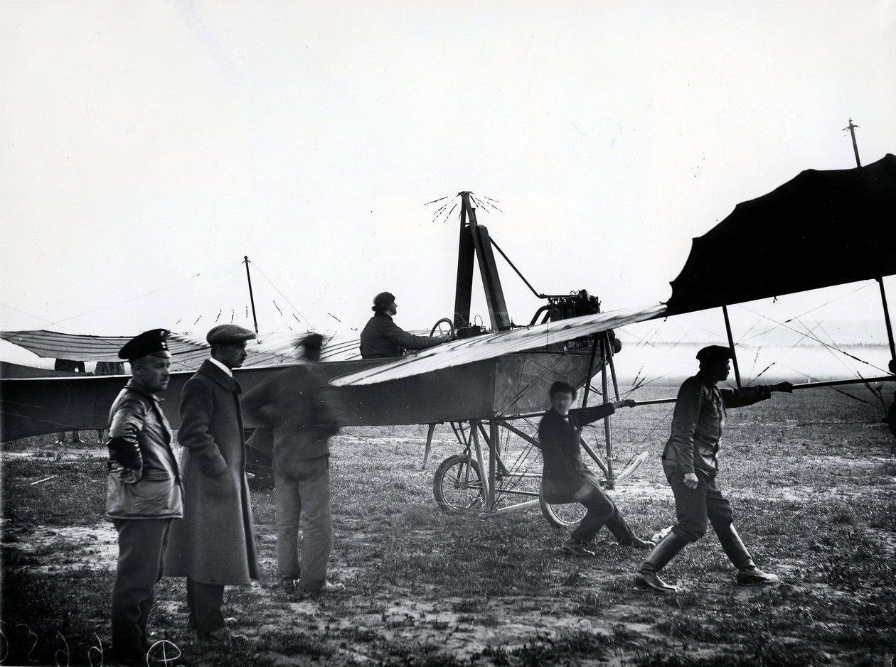 Un avion décollant ou atterrissant sur un aérodrome près de Saint-Pétersbourg, 1911 - Karl Karlovich Bulla