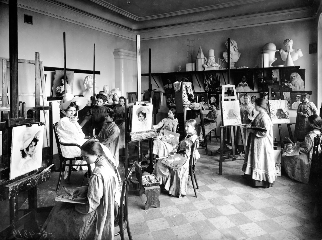 Étudiants dans une classe de peinture, école de l
