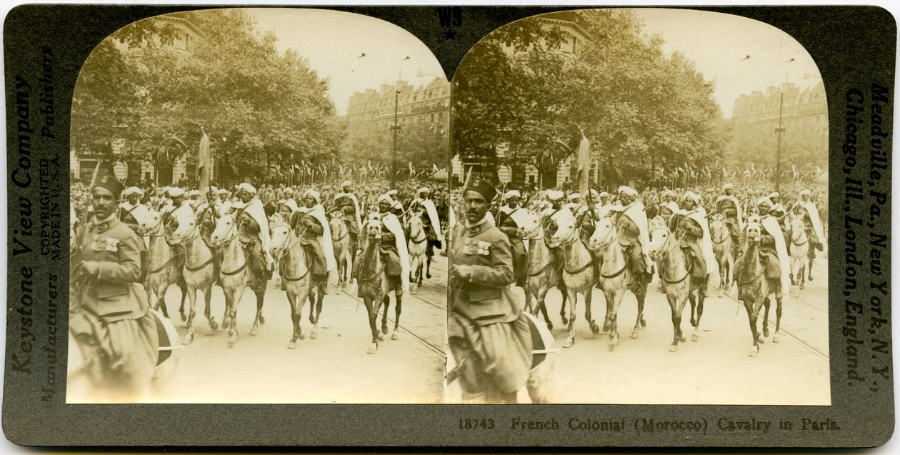 Horizontal, sépia, stéréocarte montrant des hommes en uniforme à cheval défilant. Stéréographe Keystone numéro 18743. Le titre lit - Keystone View Company