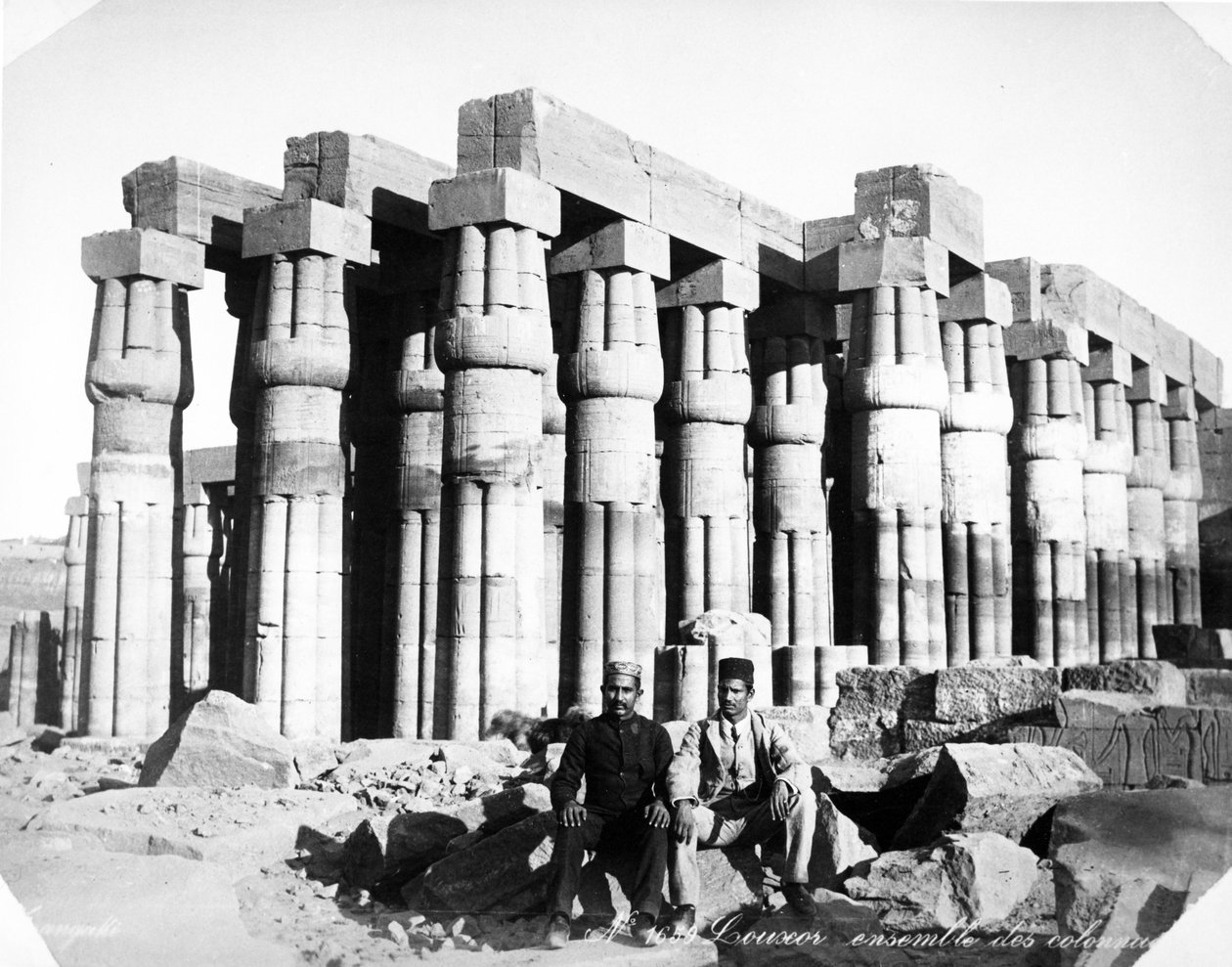 Vue de la colonnade de la cour d