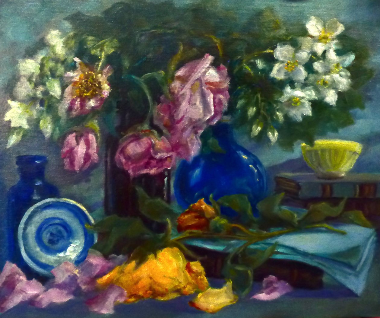 Roses fanées et fleurs d