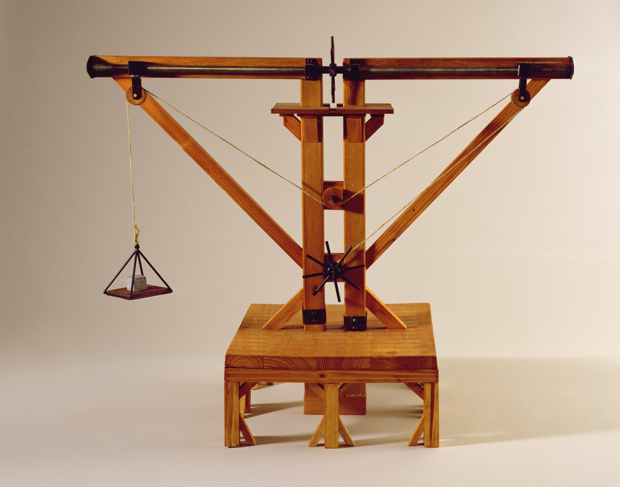 Reconstruction modèle du design de Léonard de Vinci pour une grue à double treuil - Leonardo da Vinci