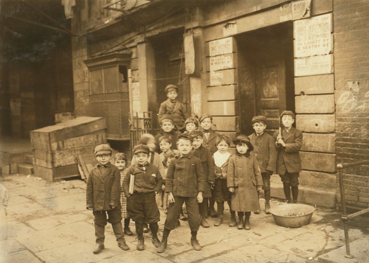 Enfants devant un cinéma la nuit, 1910 - Lewis Wickes Hine