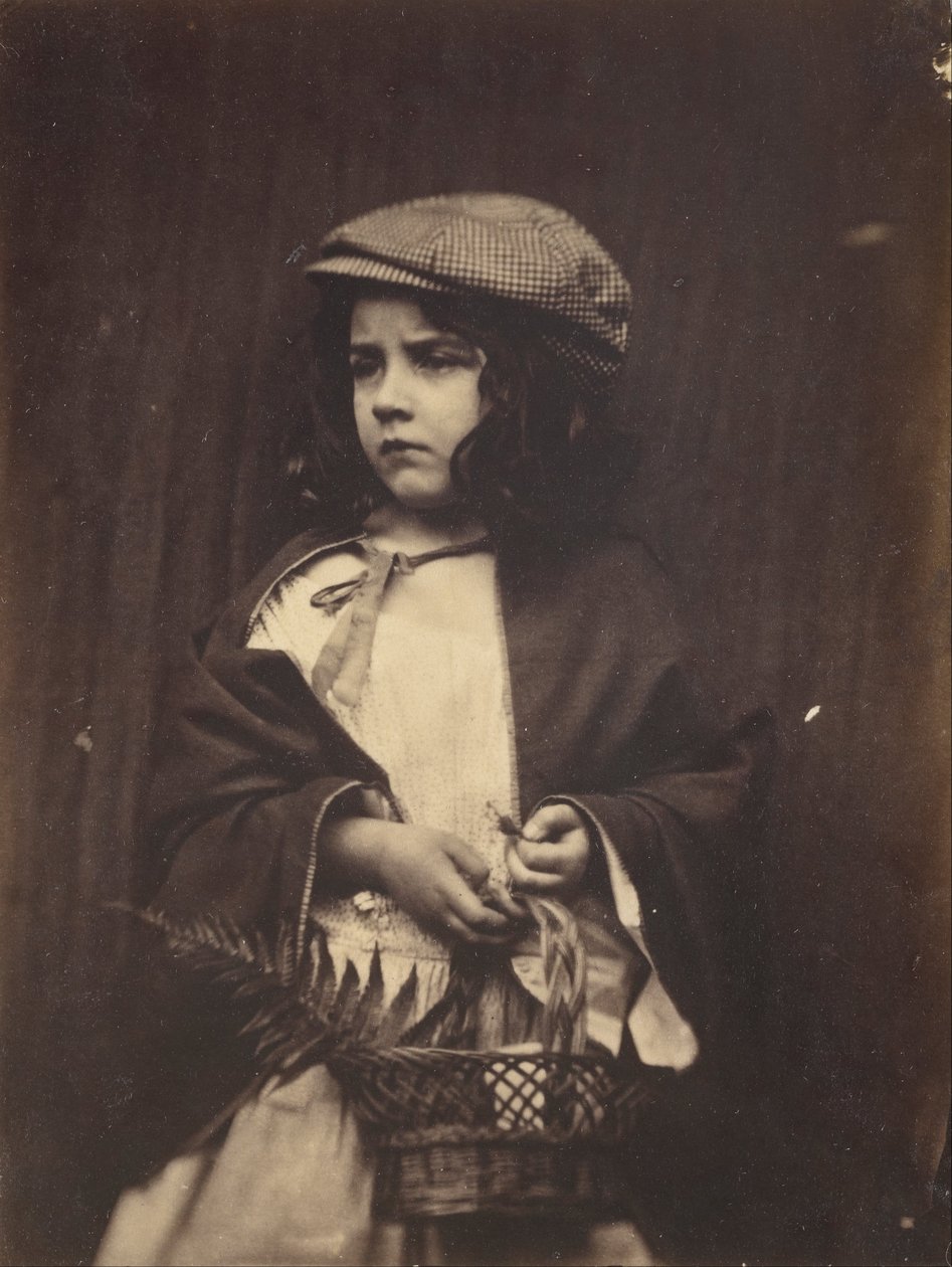 Jeune Fille Tenant un Panier - Lewis Carroll