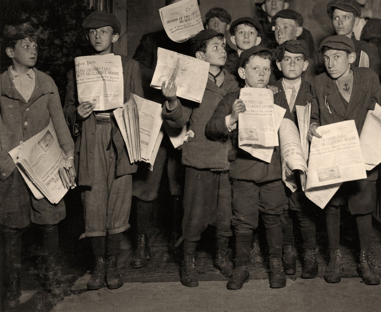 Les vendeurs de journaux après minuit - Lewis Wickes Hine